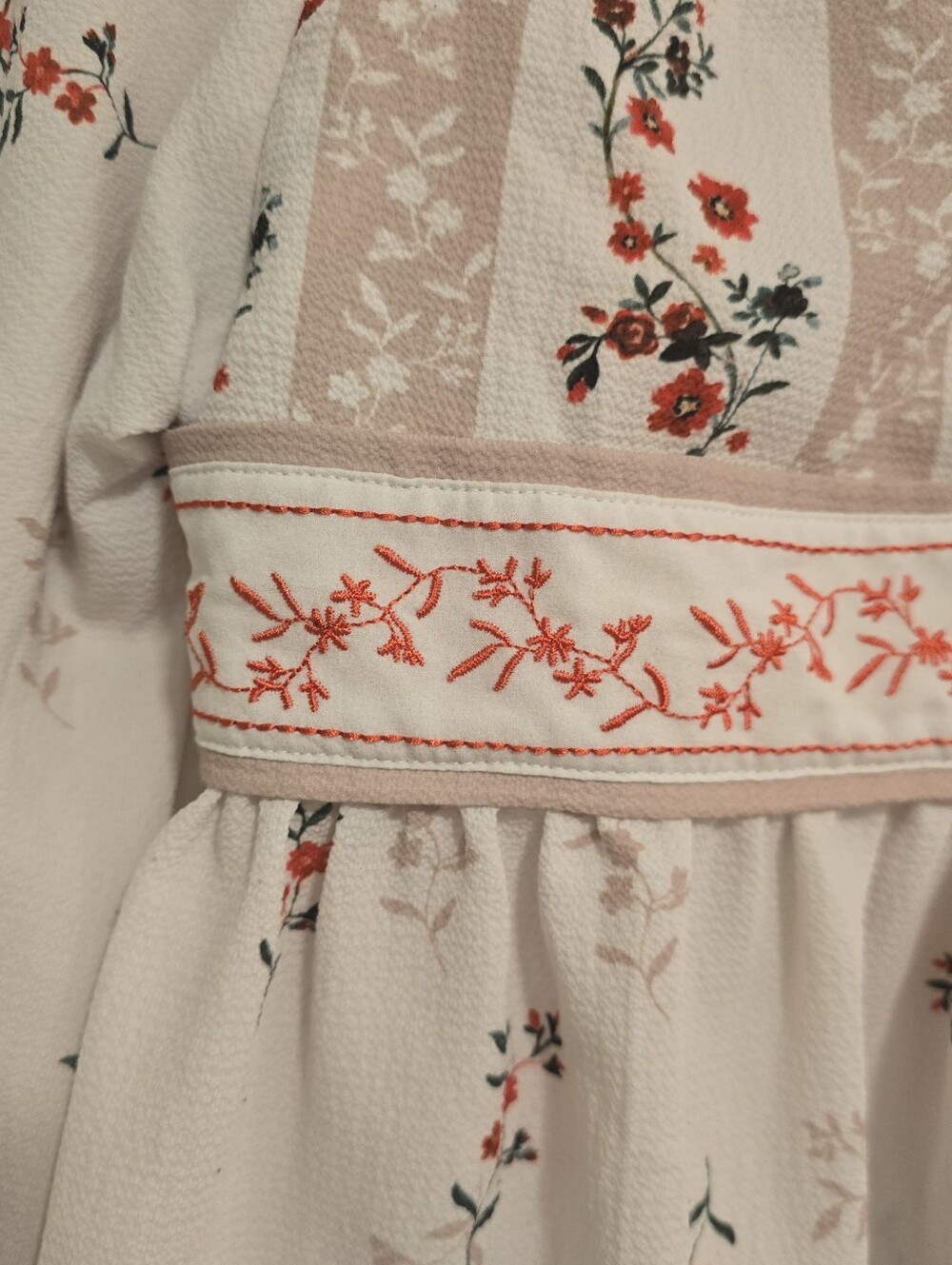 ๐7/25$ Boutique Floral Embroidered White Peasant Blouse - Picture 3 of 8